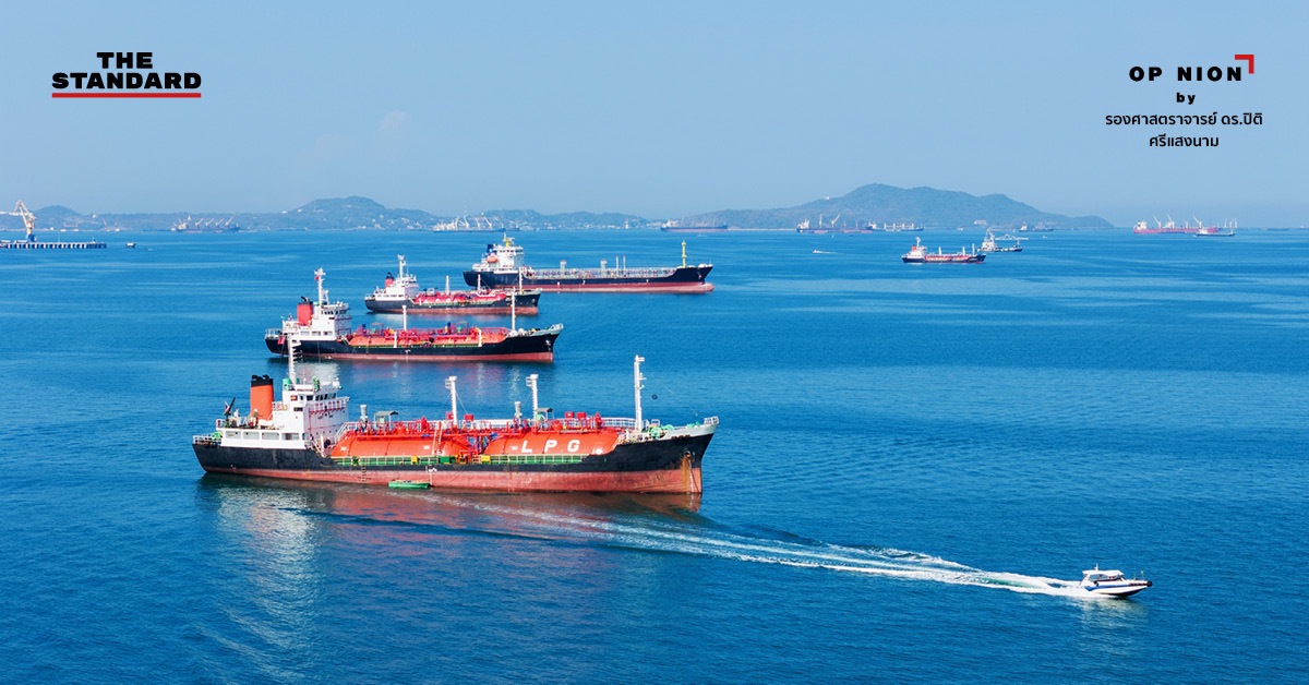 ภาพประกอบภูเขาไฟและเรือบรรทุกน้ำมัน สื่อถึงวิกฤตพลังงานและภูมิรัฐศาสตร์ในช่องแคบฮอร์มุซ