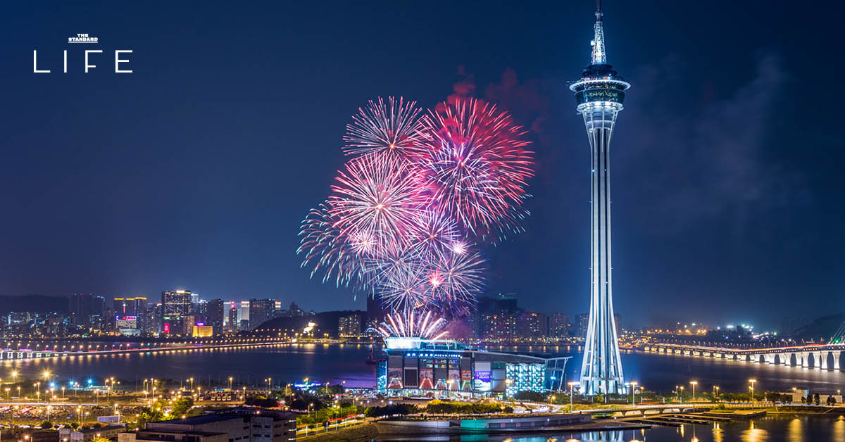 ภาพบรรยากาศบาร์หรูหราพร้อมเครื่องดื่มค็อกเทลหลากสีสัน