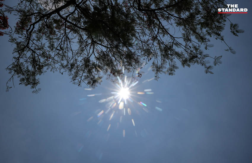 ประชาชนใช้บริการห้องหลบร้อนหรือดื่มน้ำฟรีที่ กทม. จัดหาให้ เพื่อรับมืออากาศร้อนจัด 1