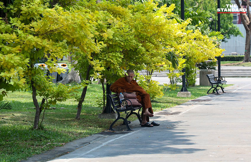 ประชาชนใช้บริการห้องหลบร้อนหรือดื่มน้ำฟรีที่ กทม. จัดหาให้ เพื่อรับมืออากาศร้อนจัด 10