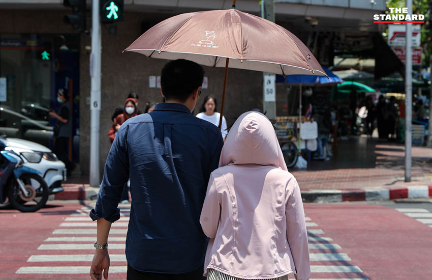 ประชาชนใช้บริการห้องหลบร้อนหรือดื่มน้ำฟรีที่ กทม. จัดหาให้ เพื่อรับมืออากาศร้อนจัด 11