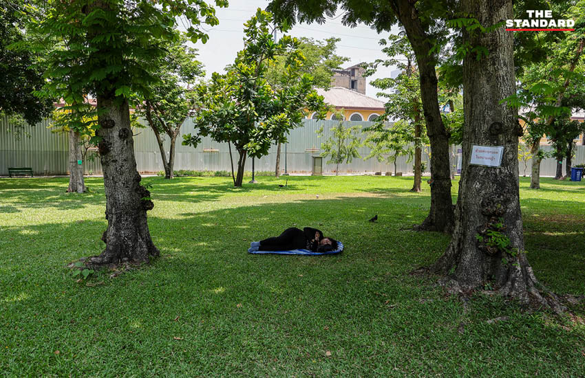 ประชาชนใช้บริการห้องหลบร้อนหรือดื่มน้ำฟรีที่ กทม. จัดหาให้ เพื่อรับมืออากาศร้อนจัด 2