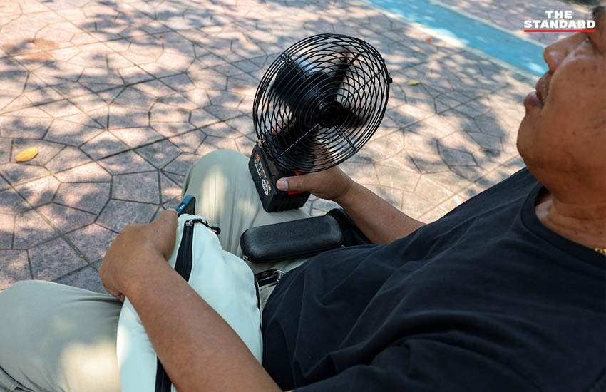 ประชาชนใช้บริการห้องหลบร้อนหรือดื่มน้ำฟรีที่ กทม. จัดหาให้ เพื่อรับมืออากาศร้อนจัด 4