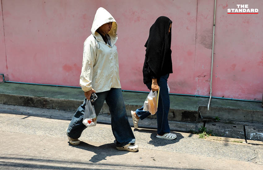 ประชาชนใช้บริการห้องหลบร้อนหรือดื่มน้ำฟรีที่ กทม. จัดหาให้ เพื่อรับมืออากาศร้อนจัด 5