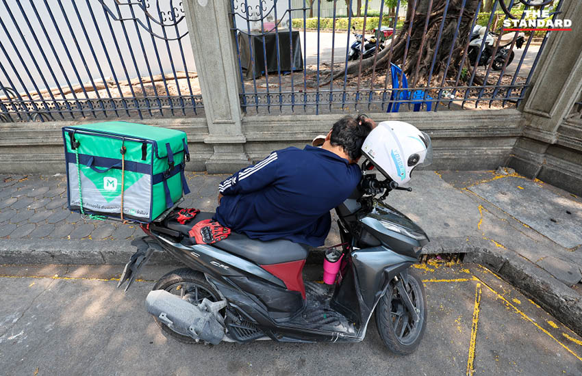 ประชาชนใช้บริการห้องหลบร้อนหรือดื่มน้ำฟรีที่ กทม. จัดหาให้ เพื่อรับมืออากาศร้อนจัด 6