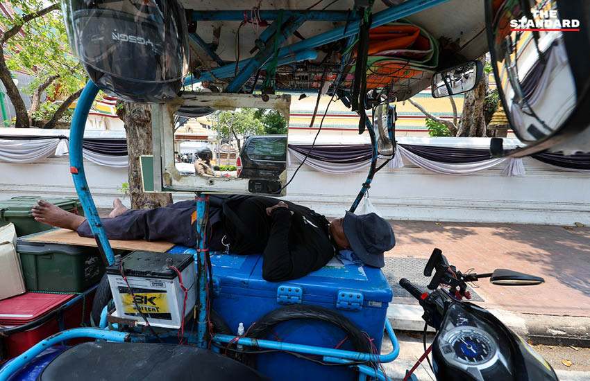 ประชาชนใช้บริการห้องหลบร้อนหรือดื่มน้ำฟรีที่ กทม. จัดหาให้ เพื่อรับมืออากาศร้อนจัด 7