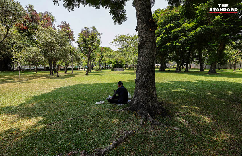 ประชาชนใช้บริการห้องหลบร้อนหรือดื่มน้ำฟรีที่ กทม. จัดหาให้ เพื่อรับมืออากาศร้อนจัด 8