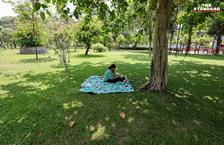 ประชาชนใช้บริการห้องหลบร้อนหรือดื่มน้ำฟรีที่ กทม. จัดหาให้ เพื่อรับมืออากาศร้อนจัด 9