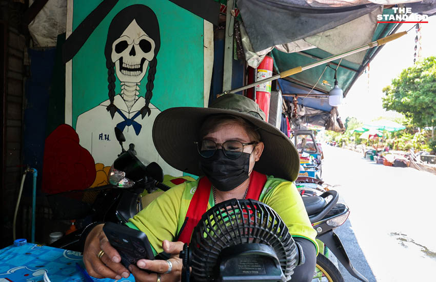 ภาพประชาชนเปิดพัดลมหลายตัวภายในบ้านเพื่อคลายร้อน ขณะที่ กทม. อากาศร้อนจัดและค่าไฟเตรียมปรับขึ้น 1