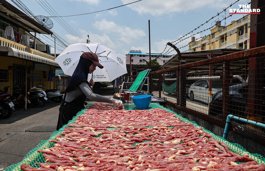 ภาพประชาชนเปิดพัดลมหลายตัวภายในบ้านเพื่อคลายร้อน ขณะที่ กทม. อากาศร้อนจัดและค่าไฟเตรียมปรับขึ้น 10
