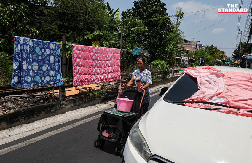 ภาพประชาชนเปิดพัดลมหลายตัวภายในบ้านเพื่อคลายร้อน ขณะที่ กทม. อากาศร้อนจัดและค่าไฟเตรียมปรับขึ้น 11