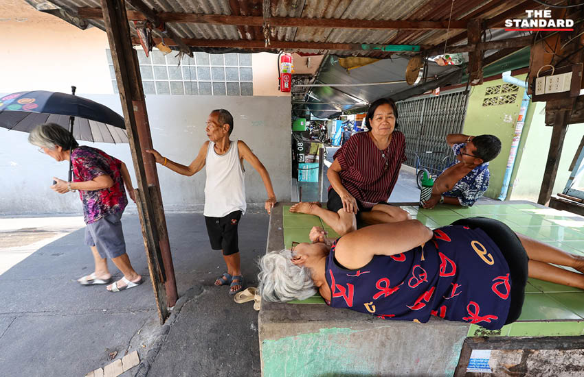 ภาพประชาชนเปิดพัดลมหลายตัวภายในบ้านเพื่อคลายร้อน ขณะที่ กทม. อากาศร้อนจัดและค่าไฟเตรียมปรับขึ้น 2