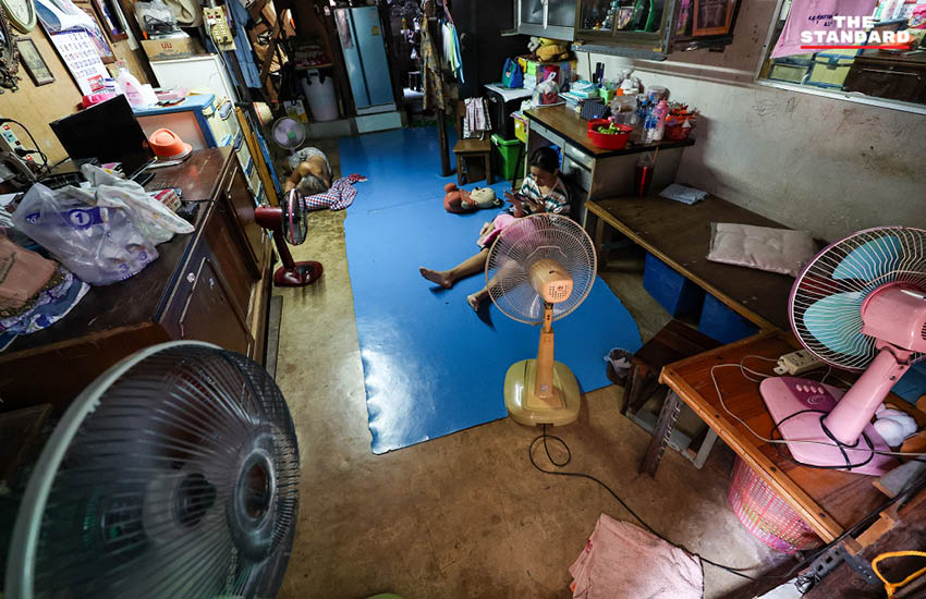 ภาพประชาชนเปิดพัดลมหลายตัวภายในบ้านเพื่อคลายร้อน ขณะที่ กทม. อากาศร้อนจัดและค่าไฟเตรียมปรับขึ้น 3