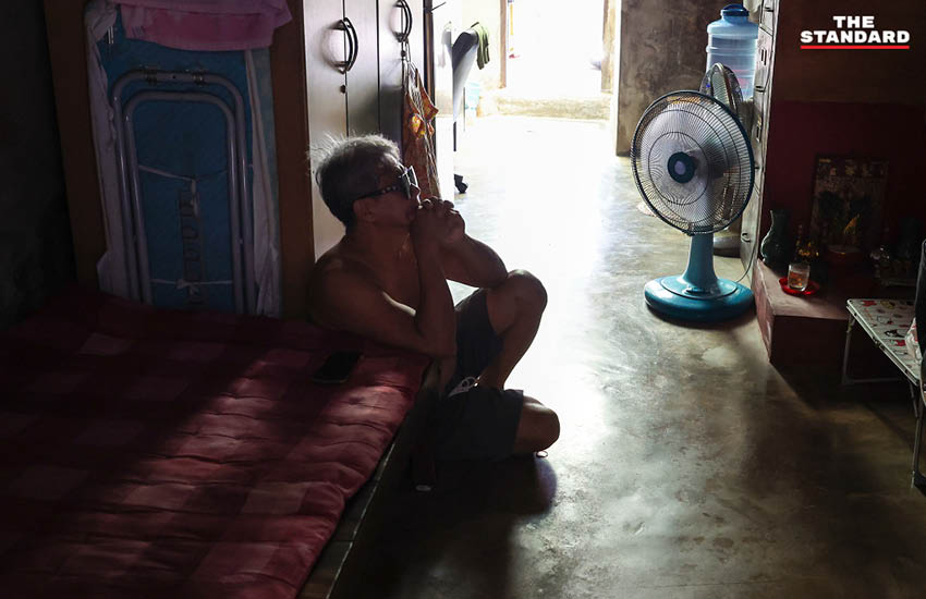 ภาพประชาชนเปิดพัดลมหลายตัวภายในบ้านเพื่อคลายร้อน ขณะที่ กทม. อากาศร้อนจัดและค่าไฟเตรียมปรับขึ้น 4