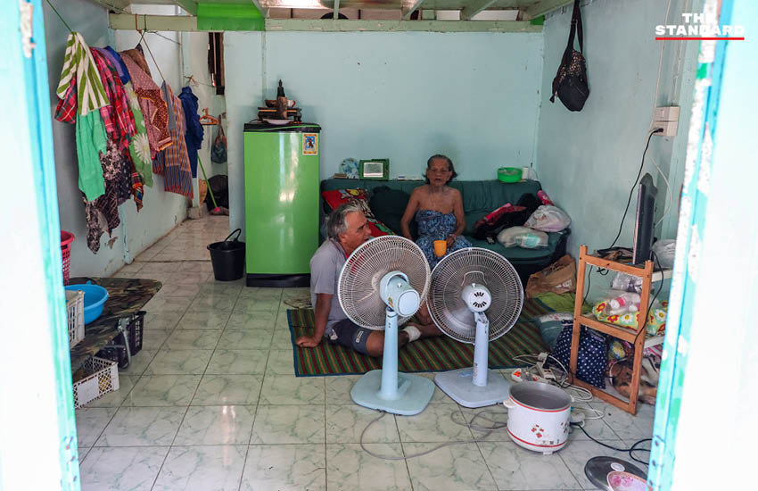 ภาพประชาชนเปิดพัดลมหลายตัวภายในบ้านเพื่อคลายร้อน ขณะที่ กทม. อากาศร้อนจัดและค่าไฟเตรียมปรับขึ้น 5