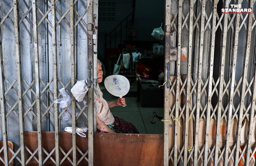 ภาพประชาชนเปิดพัดลมหลายตัวภายในบ้านเพื่อคลายร้อน ขณะที่ กทม. อากาศร้อนจัดและค่าไฟเตรียมปรับขึ้น 6