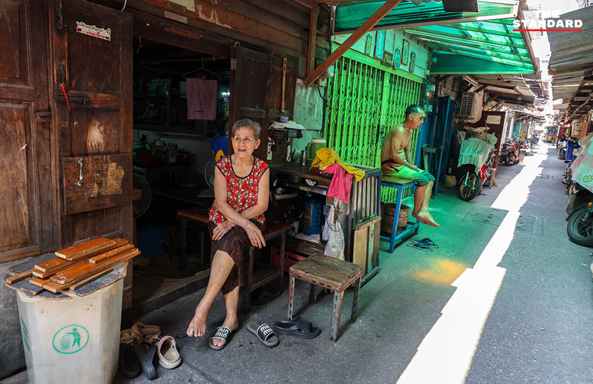 ภาพประชาชนเปิดพัดลมหลายตัวภายในบ้านเพื่อคลายร้อน ขณะที่ กทม. อากาศร้อนจัดและค่าไฟเตรียมปรับขึ้น 7
