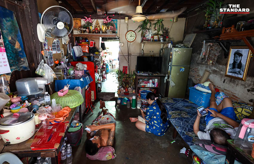 ภาพประชาชนเปิดพัดลมหลายตัวภายในบ้านเพื่อคลายร้อน ขณะที่ กทม. อากาศร้อนจัดและค่าไฟเตรียมปรับขึ้น 8