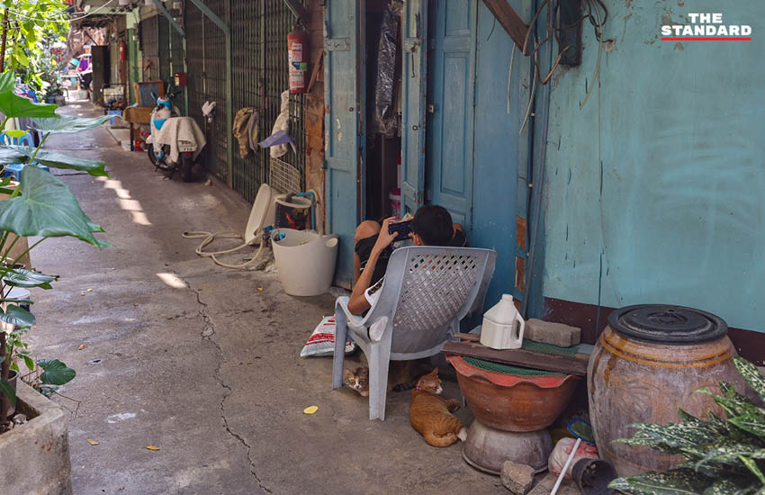 ภาพประชาชนเปิดพัดลมหลายตัวภายในบ้านเพื่อคลายร้อน ขณะที่ กทม. อากาศร้อนจัดและค่าไฟเตรียมปรับขึ้น 9