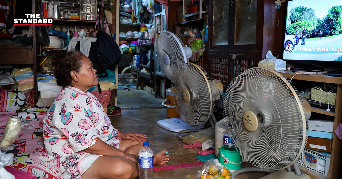 ภาพประชาชนเปิดพัดลมหลายตัวภายในบ้านเพื่อคลายร้อน ขณะที่ กทม. อากาศร้อนจัดและค่าไฟเตรียมปรับขึ้น