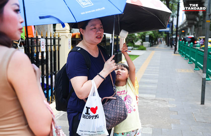 ประชาชนและนักท่องเที่ยวทำกิจกรรมกลางแจ้งท่ามกลางสภาพอากาศร้อนจัดบริเวณถนนราชประสงค์ กรุงเทพฯ 1