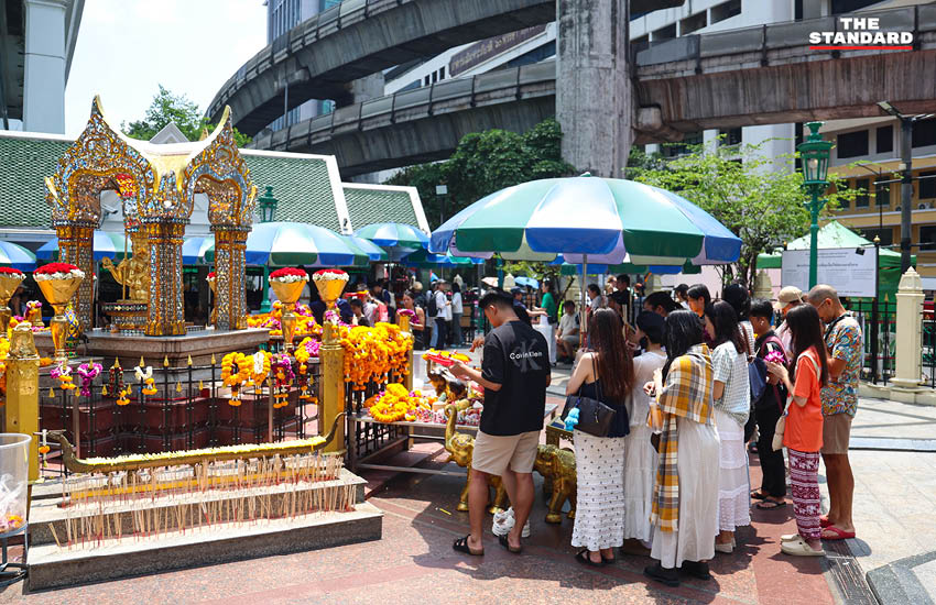 ประชาชนและนักท่องเที่ยวทำกิจกรรมกลางแจ้งท่ามกลางสภาพอากาศร้อนจัดบริเวณถนนราชประสงค์ กรุงเทพฯ 10