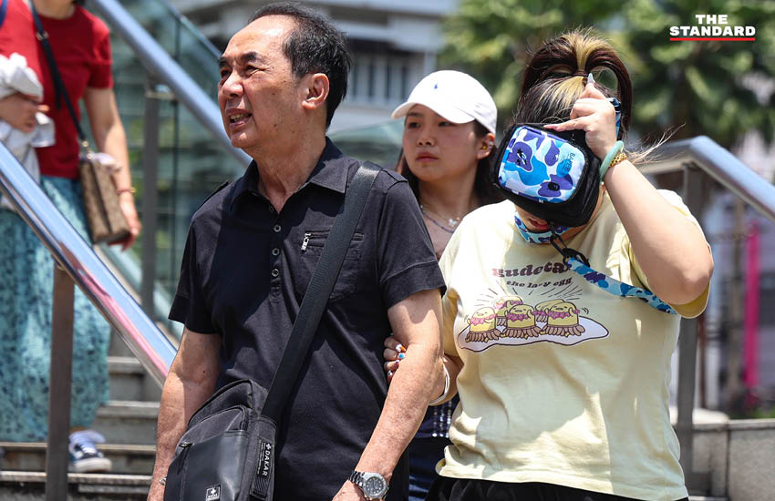 ประชาชนและนักท่องเที่ยวทำกิจกรรมกลางแจ้งท่ามกลางสภาพอากาศร้อนจัดบริเวณถนนราชประสงค์ กรุงเทพฯ 14