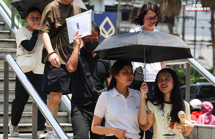 ประชาชนและนักท่องเที่ยวทำกิจกรรมกลางแจ้งท่ามกลางสภาพอากาศร้อนจัดบริเวณถนนราชประสงค์ กรุงเทพฯ 15