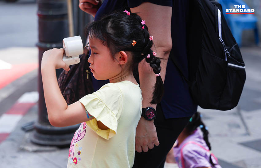 ประชาชนและนักท่องเที่ยวทำกิจกรรมกลางแจ้งท่ามกลางสภาพอากาศร้อนจัดบริเวณถนนราชประสงค์ กรุงเทพฯ 16