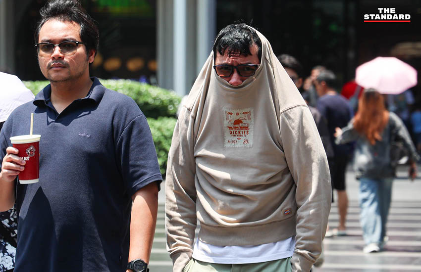 ประชาชนและนักท่องเที่ยวทำกิจกรรมกลางแจ้งท่ามกลางสภาพอากาศร้อนจัดบริเวณถนนราชประสงค์ กรุงเทพฯ 2