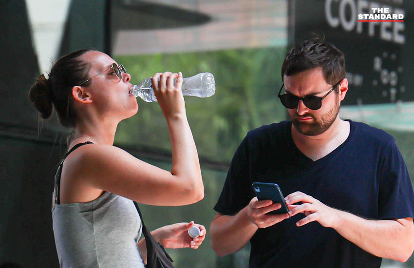 ประชาชนและนักท่องเที่ยวทำกิจกรรมกลางแจ้งท่ามกลางสภาพอากาศร้อนจัดบริเวณถนนราชประสงค์ กรุงเทพฯ 4