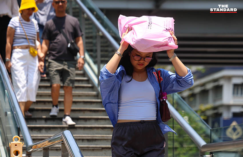 ประชาชนและนักท่องเที่ยวทำกิจกรรมกลางแจ้งท่ามกลางสภาพอากาศร้อนจัดบริเวณถนนราชประสงค์ กรุงเทพฯ 5