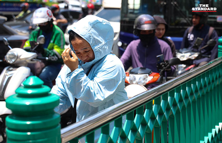 ประชาชนและนักท่องเที่ยวทำกิจกรรมกลางแจ้งท่ามกลางสภาพอากาศร้อนจัดบริเวณถนนราชประสงค์ กรุงเทพฯ 6