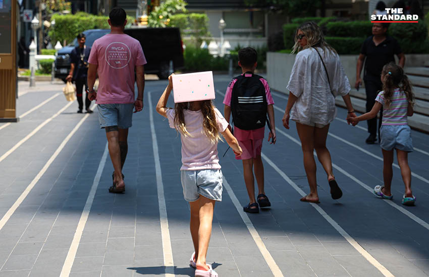 ประชาชนและนักท่องเที่ยวทำกิจกรรมกลางแจ้งท่ามกลางสภาพอากาศร้อนจัดบริเวณถนนราชประสงค์ กรุงเทพฯ 7