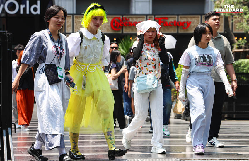 ประชาชนและนักท่องเที่ยวทำกิจกรรมกลางแจ้งท่ามกลางสภาพอากาศร้อนจัดบริเวณถนนราชประสงค์ กรุงเทพฯ 9