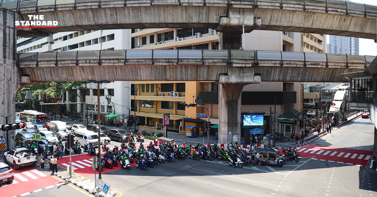 ประชาชนและนักท่องเที่ยวทำกิจกรรมกลางแจ้งท่ามกลางสภาพอากาศร้อนจัดบริเวณถนนราชประสงค์ กรุงเทพฯ