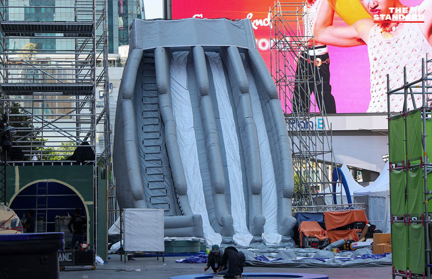 ภาพบรรยากาศกรุงเทพมหานคร เตรียมพร้อมรับเทศกาลสงกรานต์ 2569 โดยมีรูปปั้นถูกห่อหุ้มด้วยพลาสติก 1