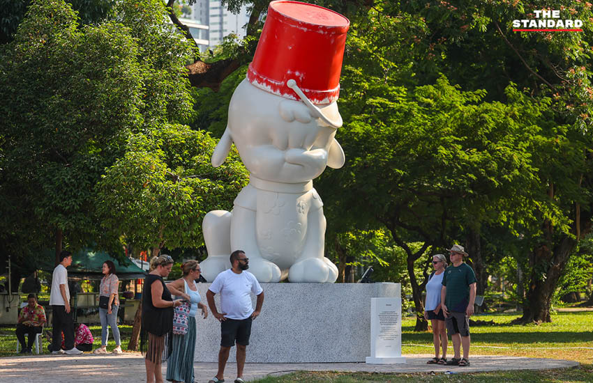ภาพบรรยากาศกรุงเทพมหานคร เตรียมพร้อมรับเทศกาลสงกรานต์ 2569 โดยมีรูปปั้นถูกห่อหุ้มด้วยพลาสติก 10