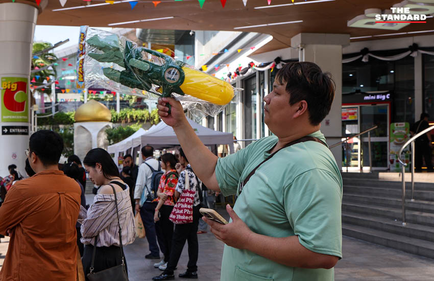 ภาพบรรยากาศกรุงเทพมหานคร เตรียมพร้อมรับเทศกาลสงกรานต์ 2569 โดยมีรูปปั้นถูกห่อหุ้มด้วยพลาสติก 2