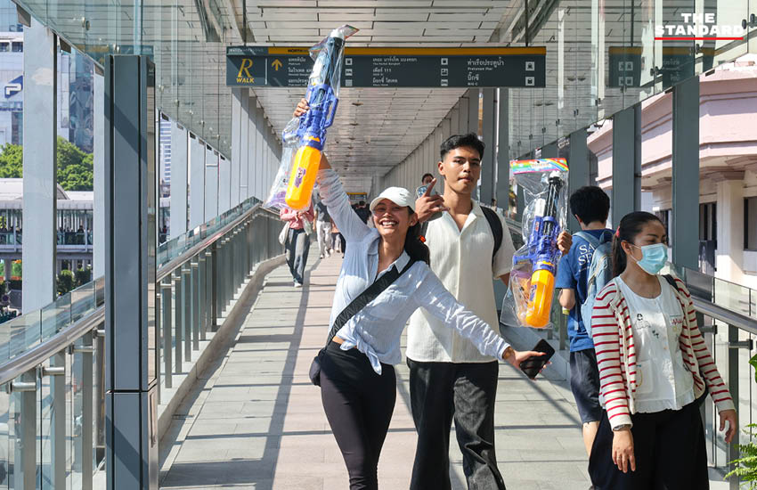 ภาพบรรยากาศกรุงเทพมหานคร เตรียมพร้อมรับเทศกาลสงกรานต์ 2569 โดยมีรูปปั้นถูกห่อหุ้มด้วยพลาสติก 3