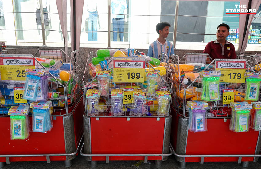 ภาพบรรยากาศกรุงเทพมหานคร เตรียมพร้อมรับเทศกาลสงกรานต์ 2569 โดยมีรูปปั้นถูกห่อหุ้มด้วยพลาสติก 4