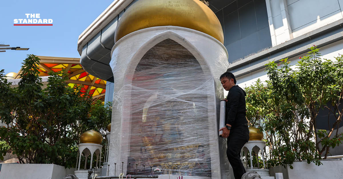 ภาพบรรยากาศกรุงเทพมหานคร เตรียมพร้อมรับเทศกาลสงกรานต์ 2569 โดยมีรูปปั้นถูกห่อหุ้มด้วยพลาสติก