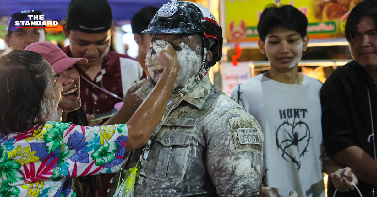 เจ้าหน้าที่ตำรวจและเจ้าหน้าที่ กทม. กำลังปฏิบัติหน้าที่ดูแลความปลอดภัยและตั้งจุดคัดกรองในช่วงเทศกาลสงกรานต์