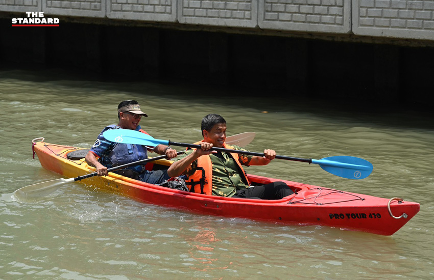 ชัชชาติ สิทธิพันธุ์ และคณะ พายเรือ SUP เก็บขยะคลองแสนแสบในเทศกาลสงกรานต์ 2