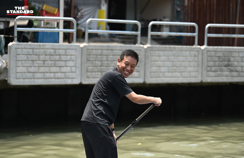 ชัชชาติ สิทธิพันธุ์ และคณะ พายเรือ SUP เก็บขยะคลองแสนแสบในเทศกาลสงกรานต์ 3