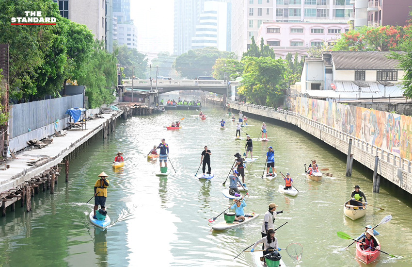 ชัชชาติ สิทธิพันธุ์ และคณะ พายเรือ SUP เก็บขยะคลองแสนแสบในเทศกาลสงกรานต์ 5