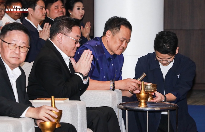 อนุทิน ชาญวีรกูล หัวหน้าพรรคภูมิใจไทย พร้อมแกนนำพรรค และจุลพันธ์ อมรวิวัฒน์ ร่วมพิธีทำบุญครบรอบ 18 ปี พรรคภูมิใจไทย 1