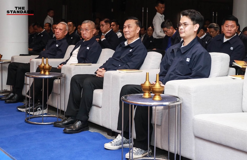 อนุทิน ชาญวีรกูล หัวหน้าพรรคภูมิใจไทย พร้อมแกนนำพรรค และจุลพันธ์ อมรวิวัฒน์ ร่วมพิธีทำบุญครบรอบ 18 ปี พรรคภูมิใจไทย 6