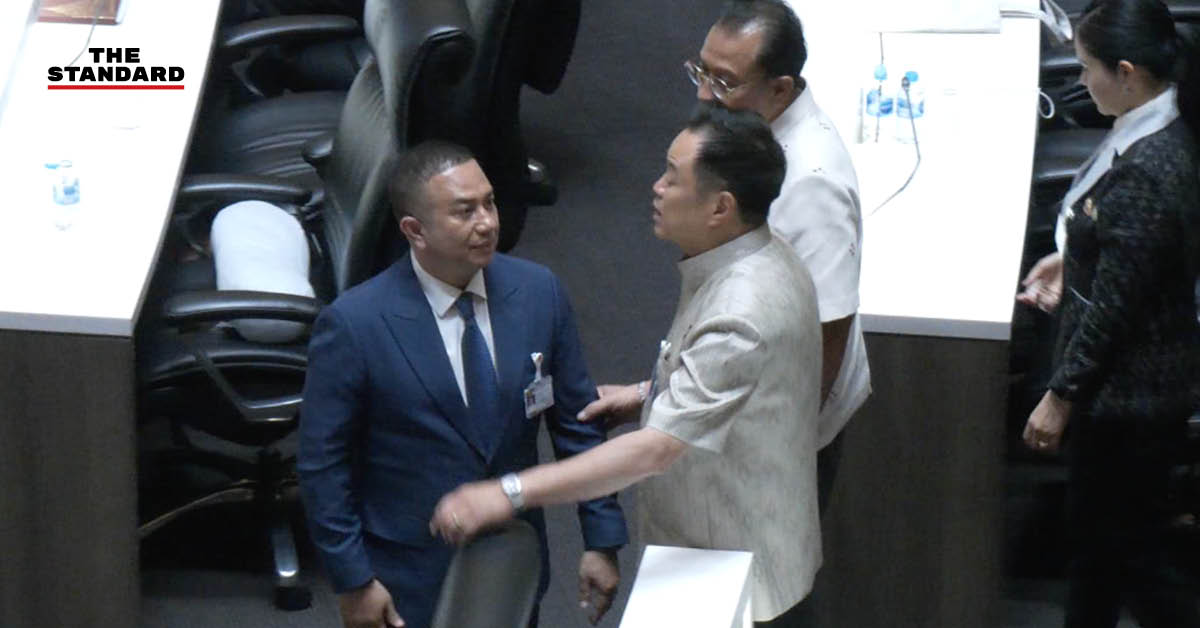 อนุทิน ชาญวีรกูล พูดคุยกับ ณัฏฐ์ชนน ศรีก่อเกื้อ ในสภา