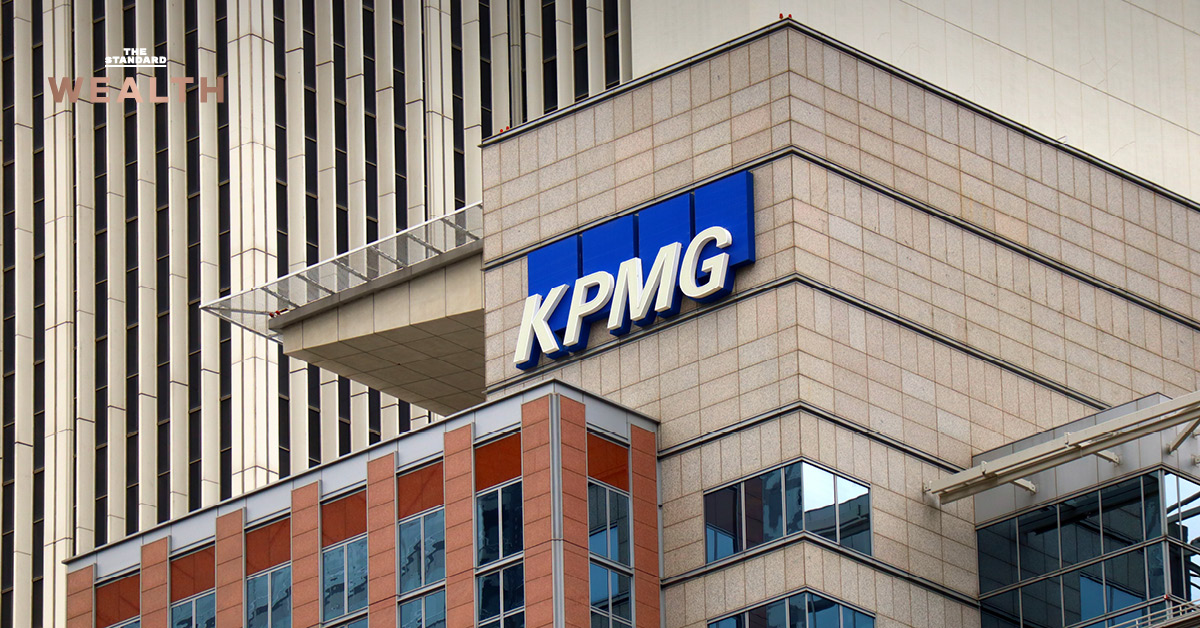 ภาพกราฟิกแสดงผลกระทบของ AI และเศรษฐกิจต่อบริษัท Big Four โดยเน้น KPMG ปลดพนักงานและ Deloitte ลดสวัสดิการ